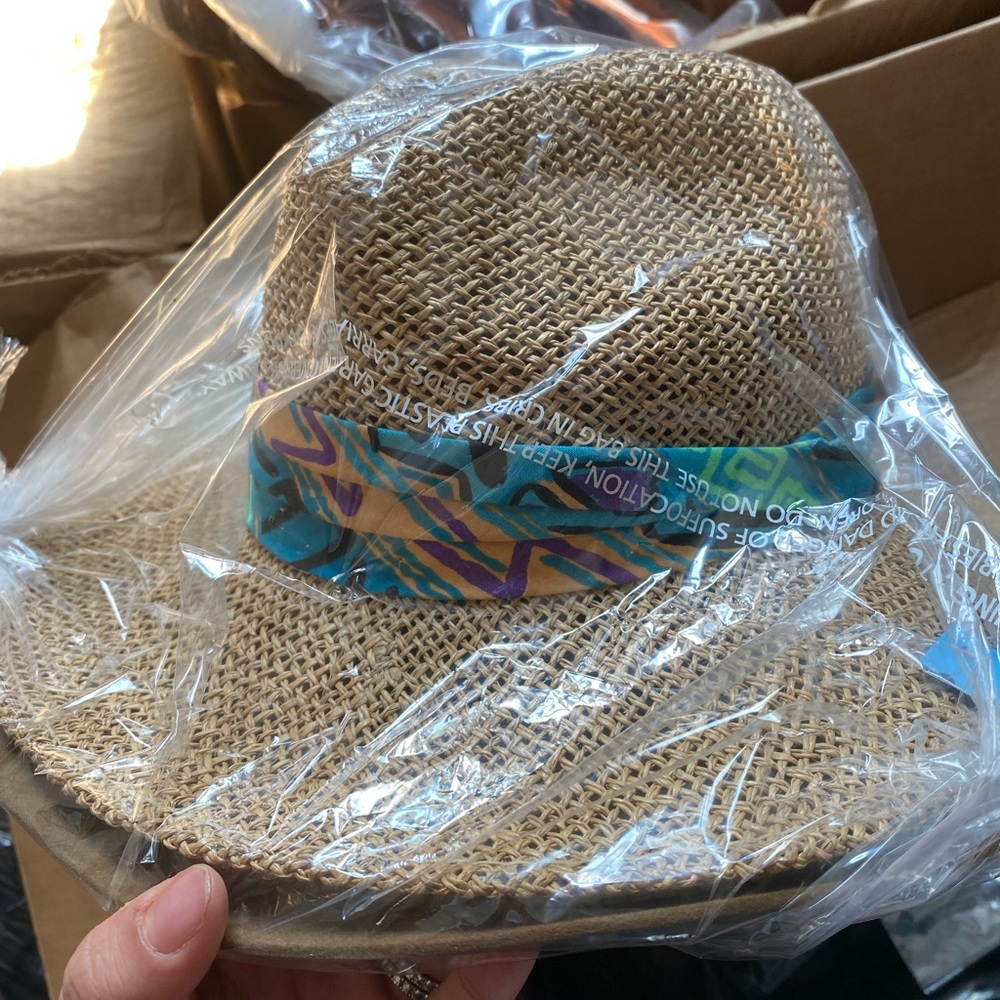 Beach hat - Picture 2 of 3